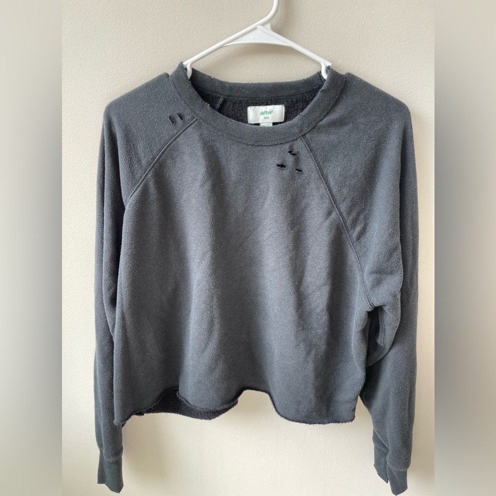 Women’s distressed Aerie crewneck